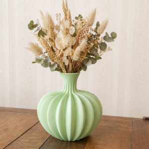 Vase côtelé vert pastel – inspiration scandinave