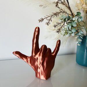 Sculpture de main signe rock love imprimée en 3D couleur cuivre, Aline Création.