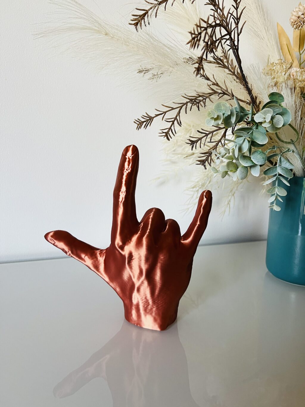 Sculpture de main signe rock love imprimée en 3D couleur cuivre, Aline Création.
