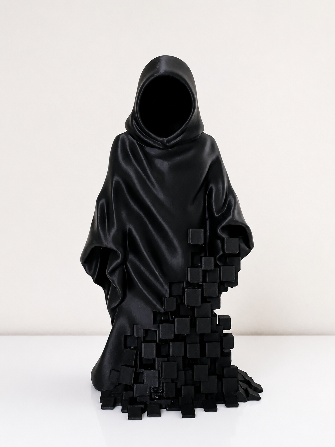 Statue de la Faucheuse noire imprimée en 3D avec un effet fragmenté, isolée sur fond blanc.