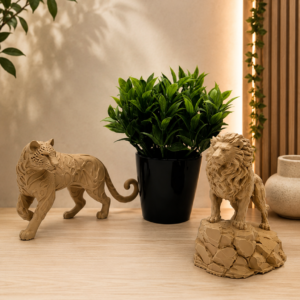 Duo de statuettes de fauves en impression 3D avec un lion sur son rocher et un léopard stylisé couleur ocre, parfaits pour une décoration intérieure moderne.
