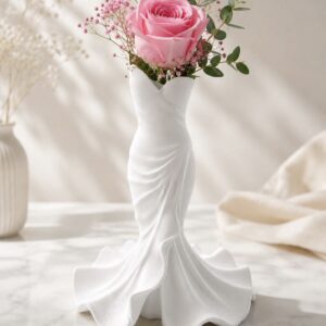 Vase soliflore blanc en forme de robe de mariée imprimé en 3D avec une rose rose, utilisé comme centre de table de mariage.