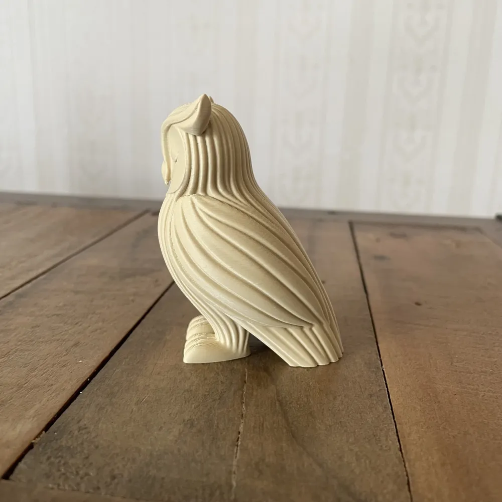 Hibou décoratif beige en impression 3D vu de côté, style japandi